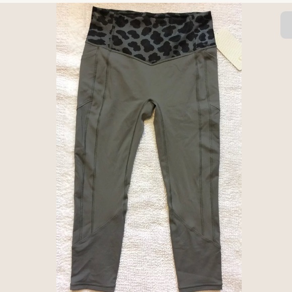 NWT 💕💕 LULULEMON ALL THE RIGHT PLACES CROP SLTE - Picture 1 of 2
